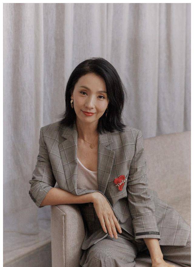 原创小陶虹气质真好穿格纹西装配锁骨发出镜这状态一点不像48岁