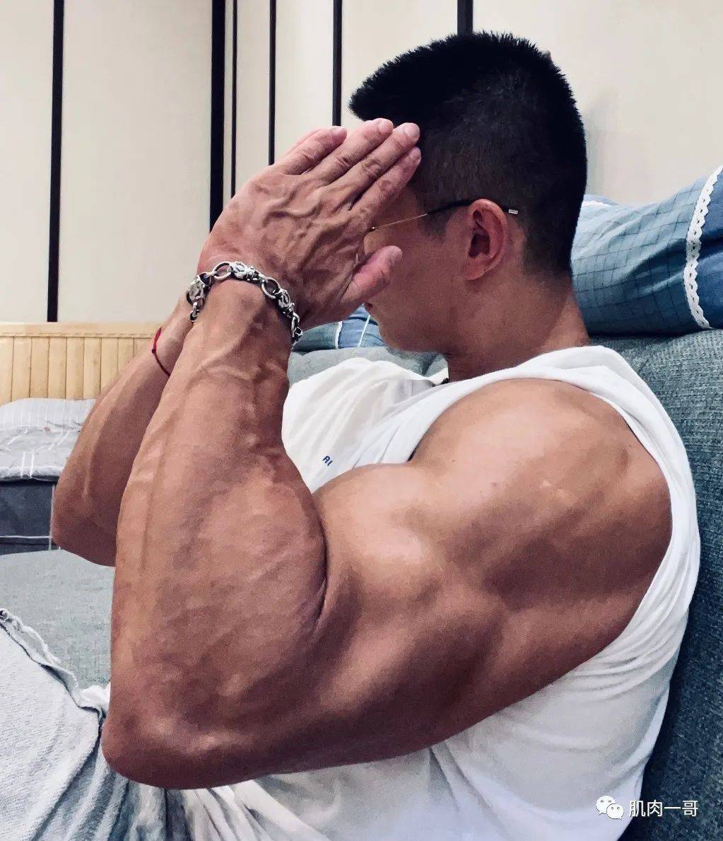 25岁北京肌肉教练浴照被疯传,这身材太撩了_小哥_训练_健美