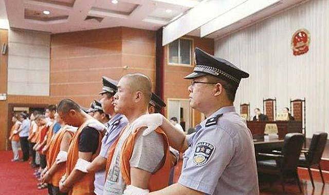 原创2016年郑州红馆覆灭300警力扫荡40分钟男男女女装满6辆大巴