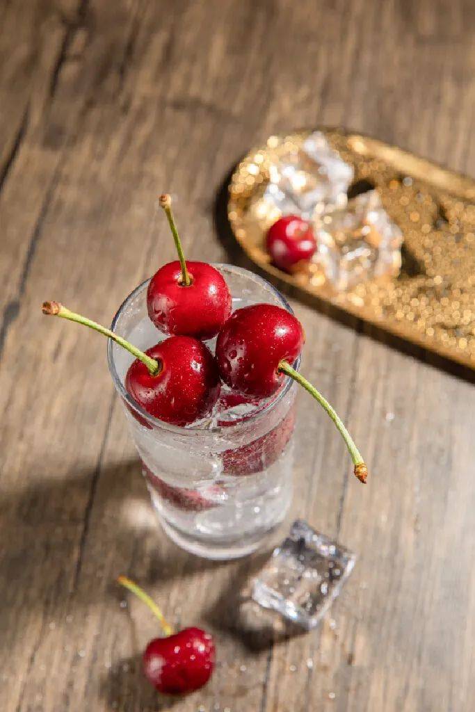 唐朝称樱桃为"含桃","莺所含食,故言含桃".