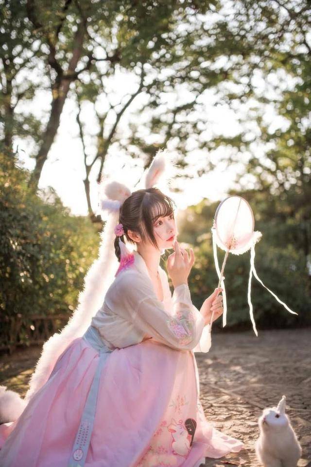 小姐姐用兔耳朵搭配汉服网友我家的玉兔跑出来了
