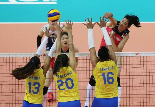 巴西女排主攻重伤,因发球姿势独特,被中国球迷熟知_阿曼达_加比_膝盖