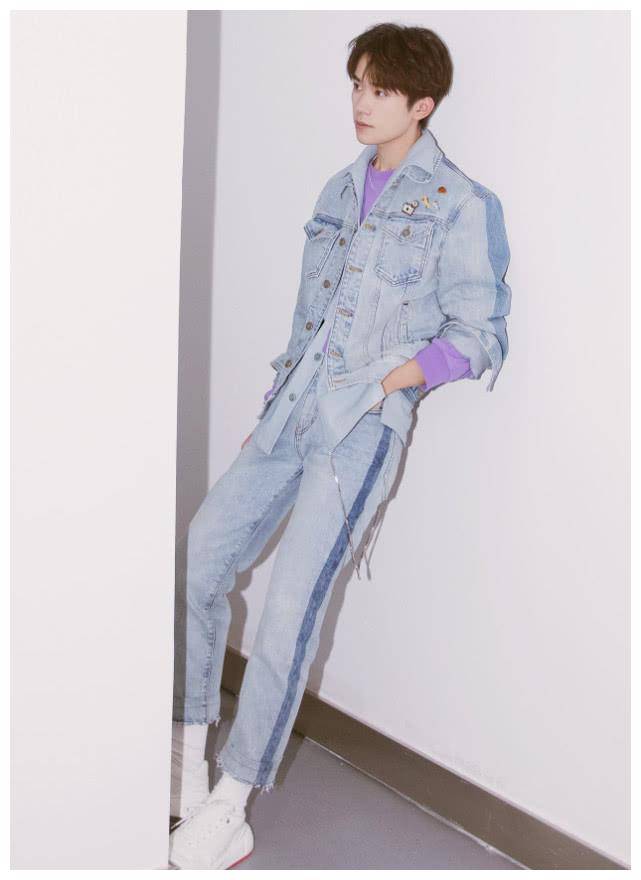 原创躲过易烊千玺的大佬装也逃过女装不料栽一双袜子上