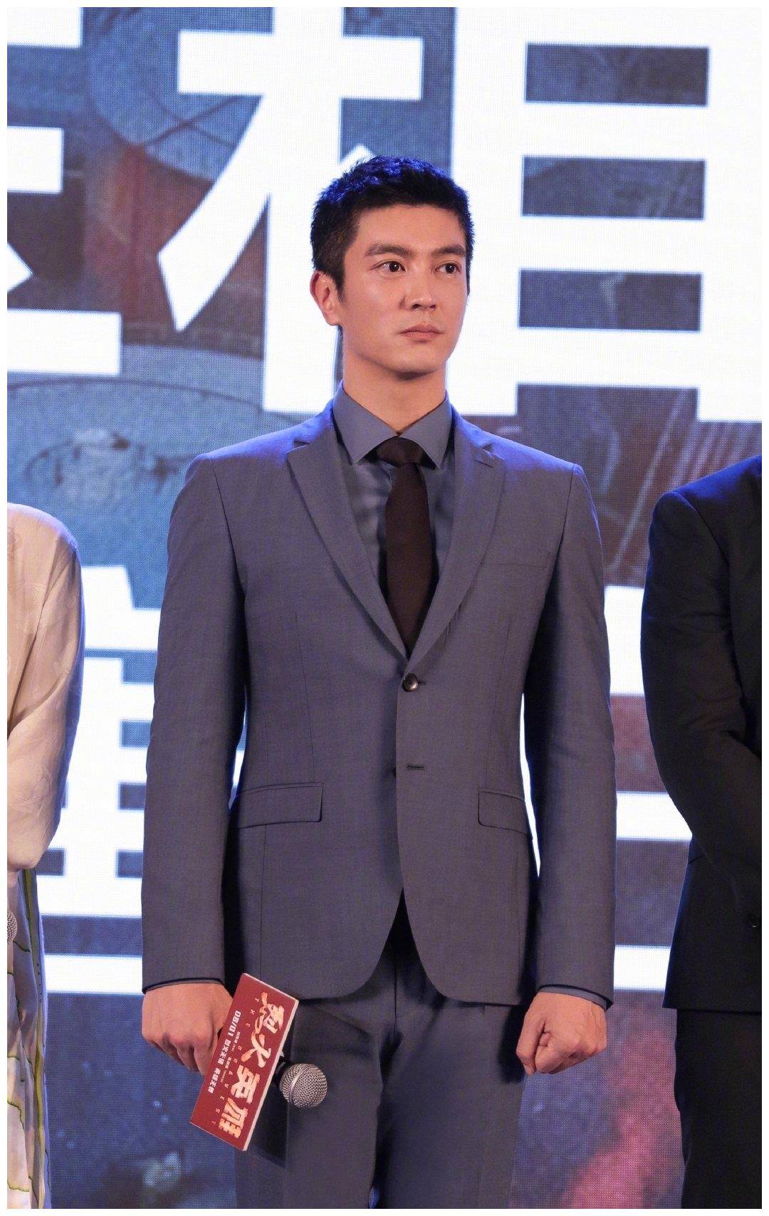 杜江一家三口走红毯,霍思燕穿斗篷红裙成焦点,嗯哼变消防员超酷_气质