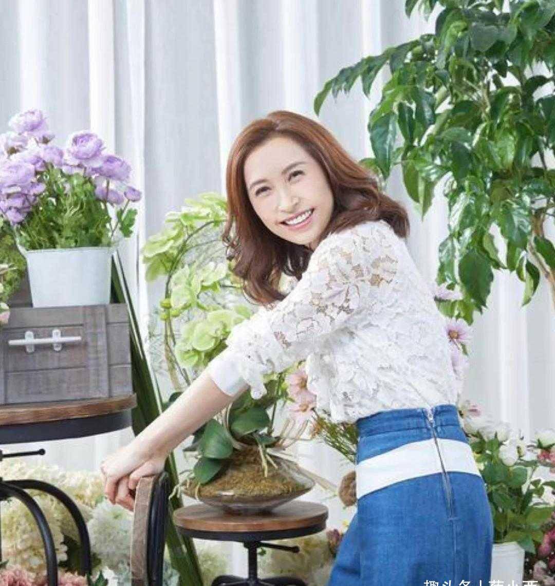 郭蔼明真是被刘青云宠上天,53岁还是年轻模样,身材纤细太美了