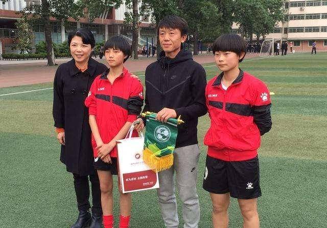 他曾是中国足球名将,拒绝踢假球而选择离开,如今成为国足名帅_黄勇