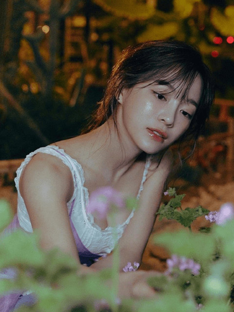 25岁韩国女星金世正最新写真,低胸吊带大秀事业线,纯欲撩人_照片_曲线