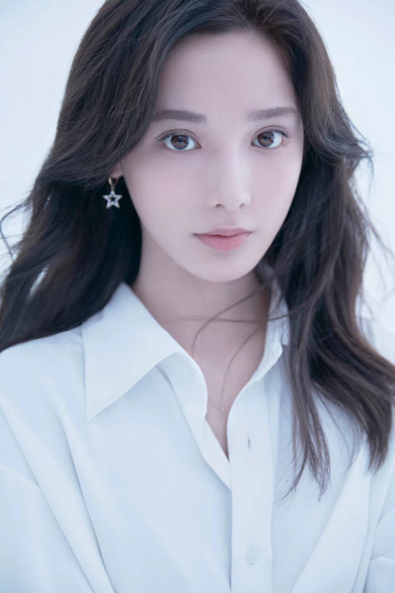 4月18日,青年演员,主持人彭小苒通过"思源工程"捐赠负压救护车,已经