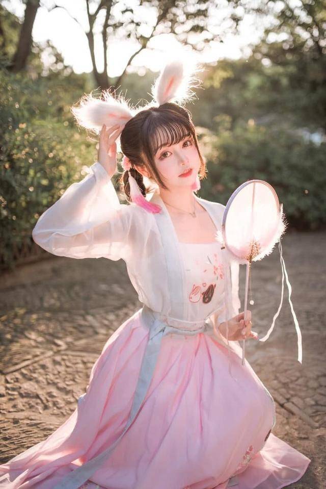 小姐姐用兔耳朵搭配汉服网友我家的玉兔跑出来了