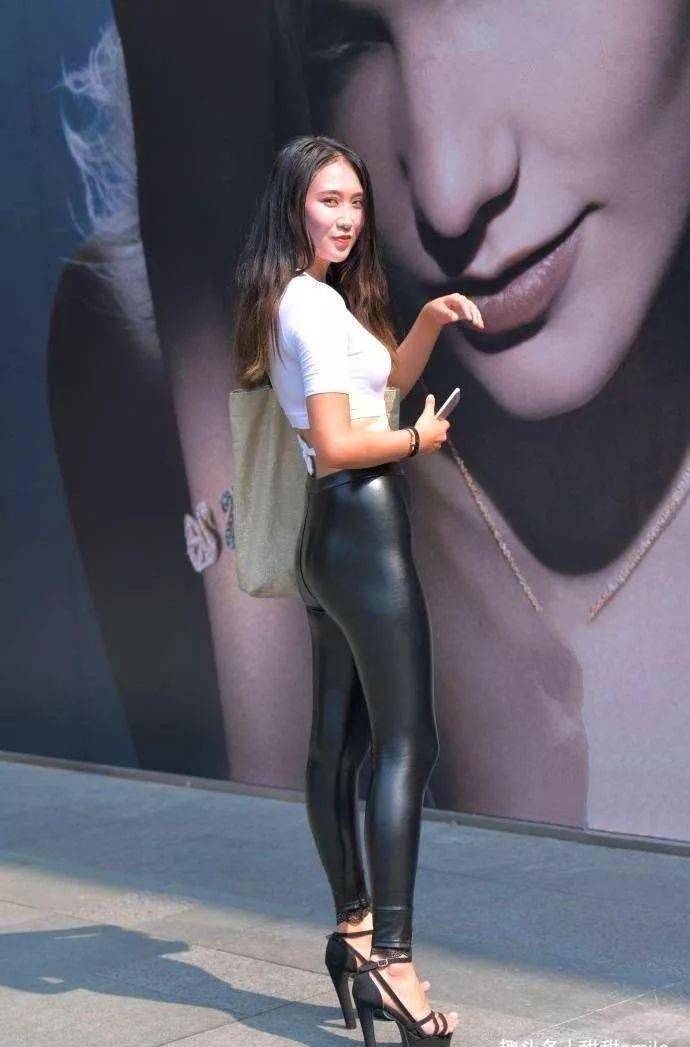 美女皮裤搭配一双防水台的高跟凉鞋让她的站姿,也更加的有女人味_显得