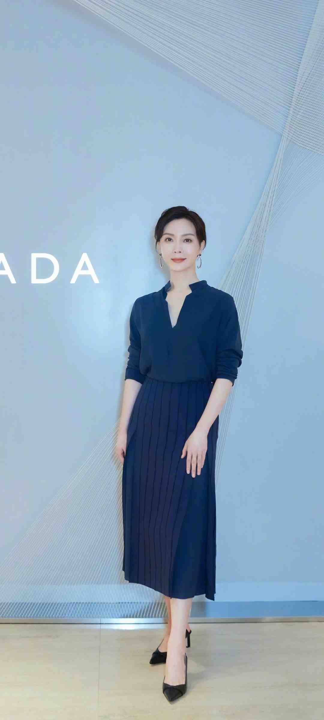 45岁陈数气质出众,穿衣优雅知性,不扮嫩不显老是40 岁女性典范_女人