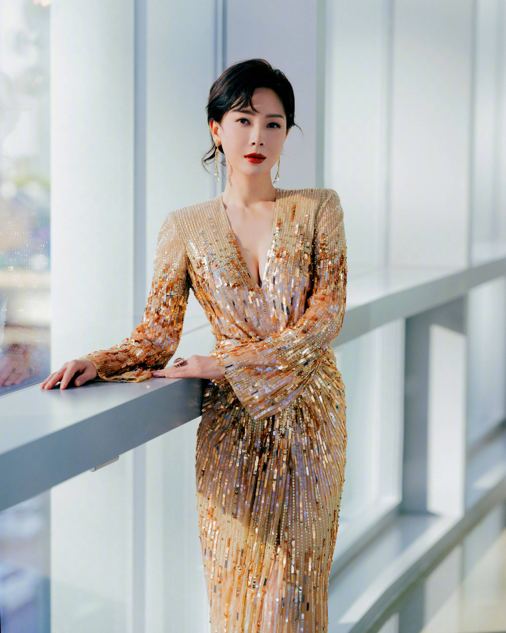 45岁陈数气质出众穿衣优雅知性不扮嫩不显老是40岁女性典范