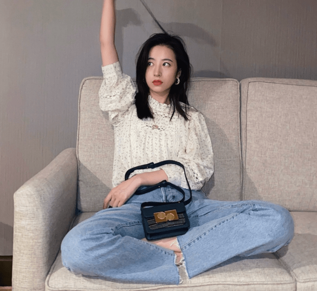 新晋小花周雨彤太会穿,吊带礼服配牛仔靴,"纸片身材"比例好_设计_穿着