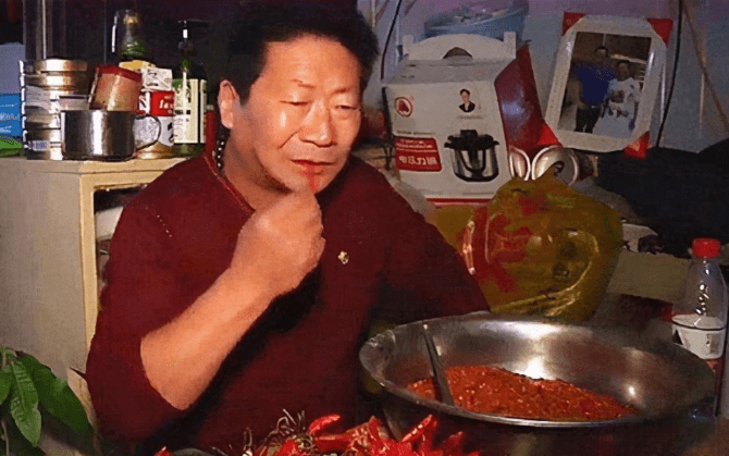 原创辣王李永志每顿饭五斤辣椒加白酒最后胃穿孔被送医
