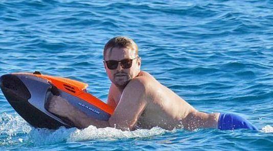 小李子与24岁女友海中亲热,身材"辣眼",被调侃"美