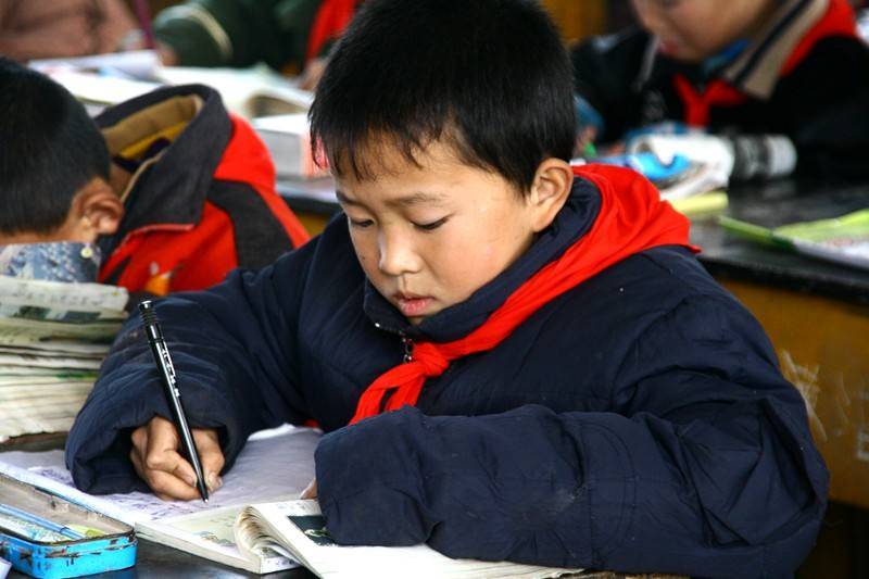 农村小学生"路子太野",女老师上课中途一回头,被闹得哭笑不得