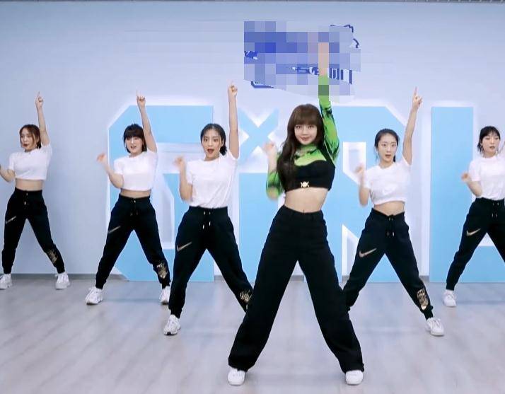 而前两天官方也还放出了lisa跳《青春有你2》主题曲的视频呢,这可真的