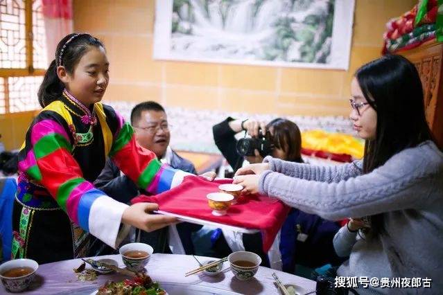 俏麗大方,笑容可掬的土族姑娘端酒來到客人面前,名曰吉祥如意酒