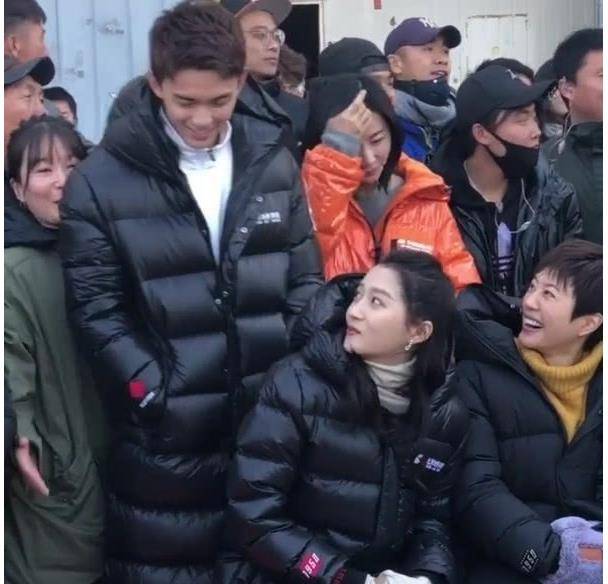 同在北电,关晓彤,吴磊与普通学生待遇差距大,网友:红的特权?