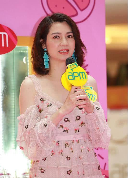 原创洪欣为显年轻真的拼穿淡粉碎花时尚裙快50岁还装傻白甜