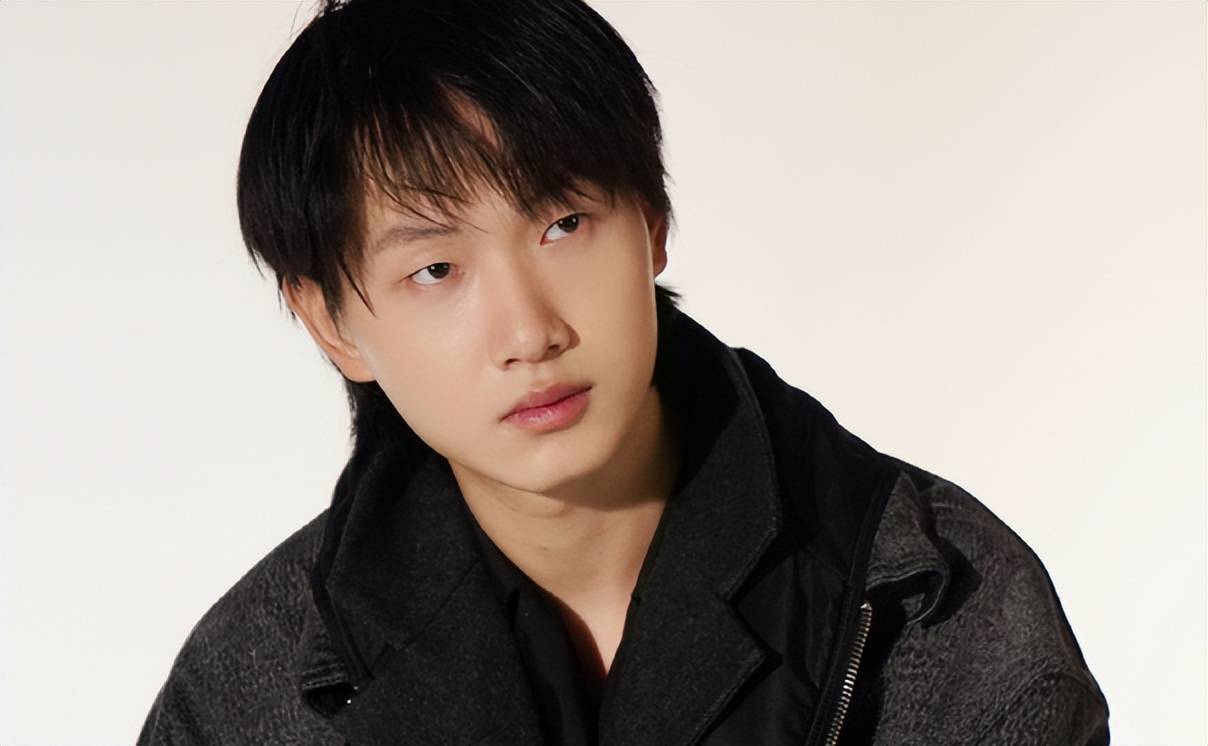 飞牛当过服务员,韩跑跑送过外卖,1万7刘备大神的他在厂里打螺丝_钟白