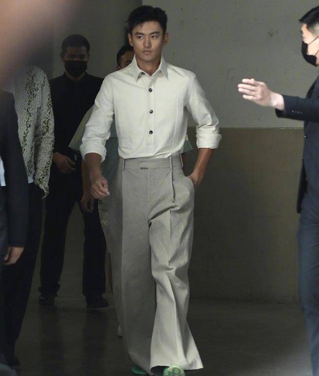 原创28岁宁泽涛近照身材似五五分荧光绿鞋子太抢眼还被调侃像厨师