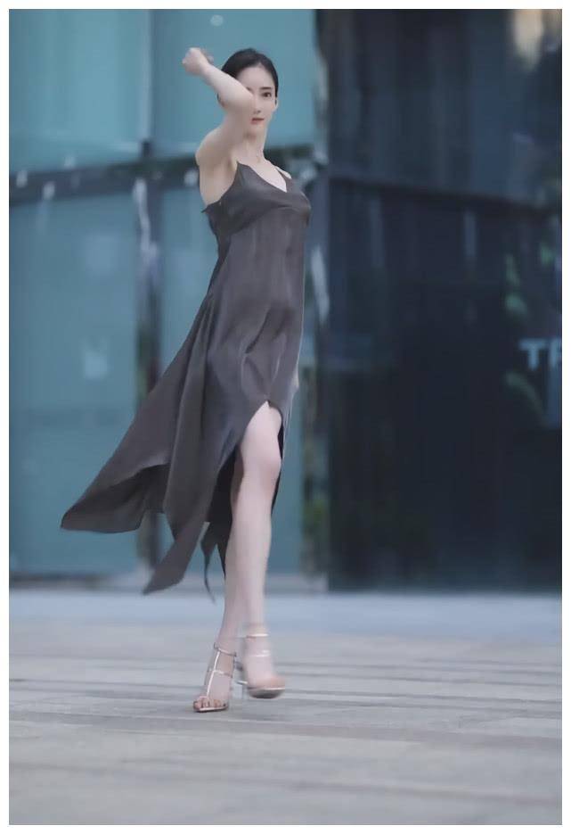 街头突然走红一款"燕尾裙",网红潘南奎穿上起舞,可以出道了!