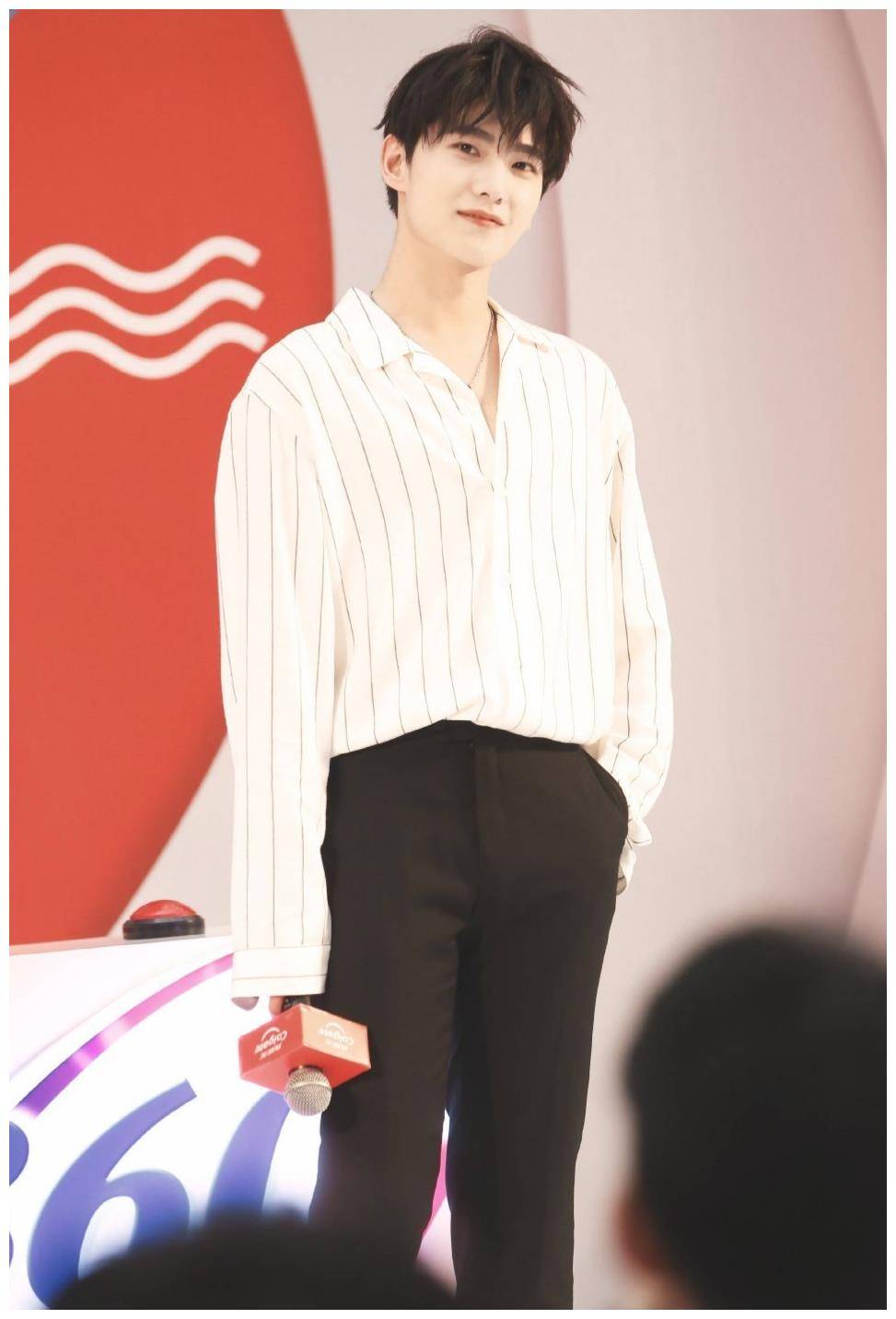 原创木子洋杨洋同穿印花外套一个优雅痞帅一个青春帅气太有范儿