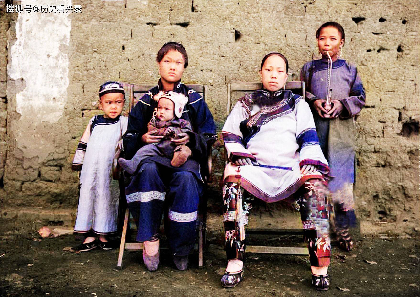 老照片:1964年玩跑马城游戏的农村小孩,民国时期三个年轻的姑娘