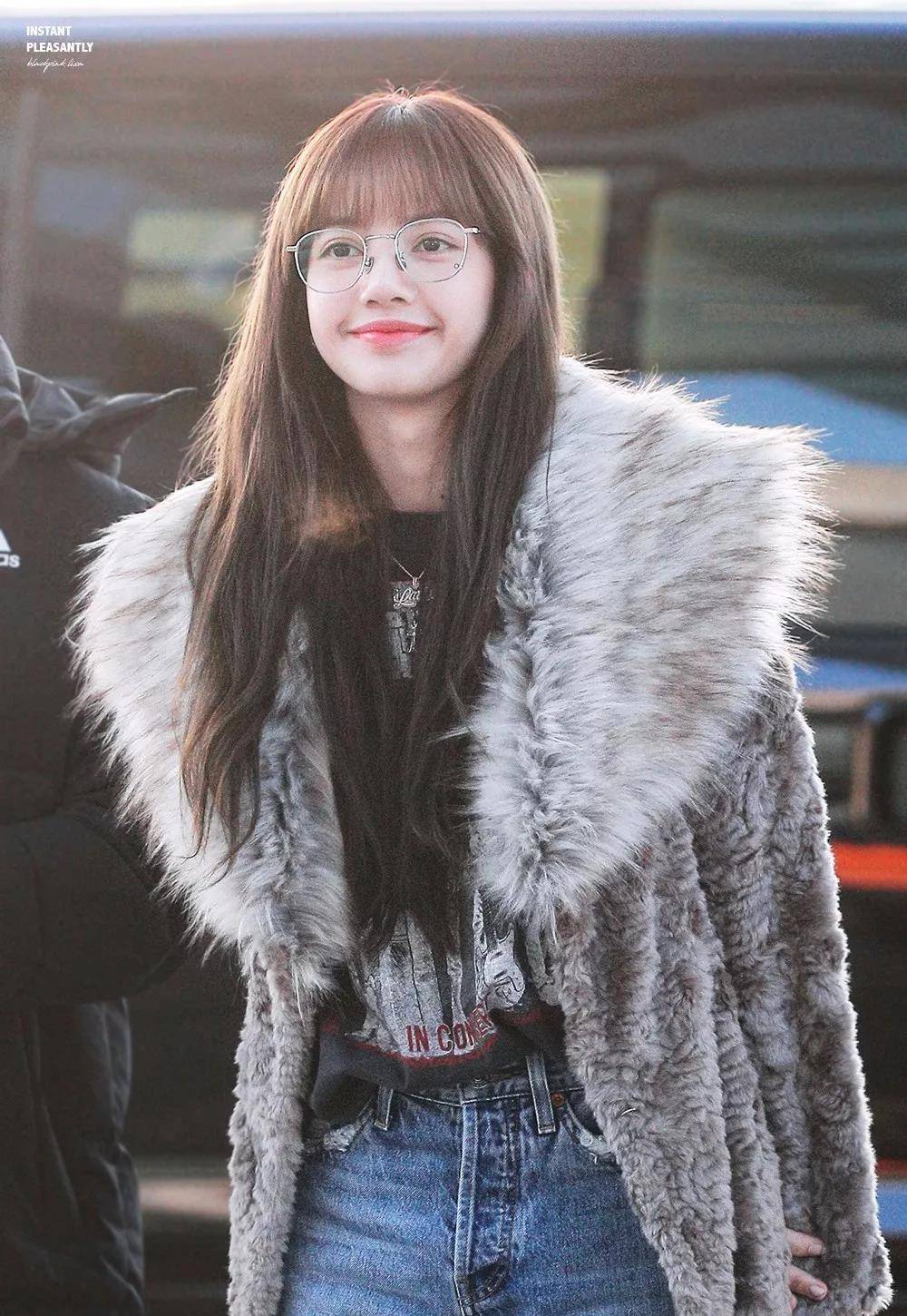 原创没有眼线和美瞳的lisa颜值下滑了吗原来戴眼镜后配这种妆才美