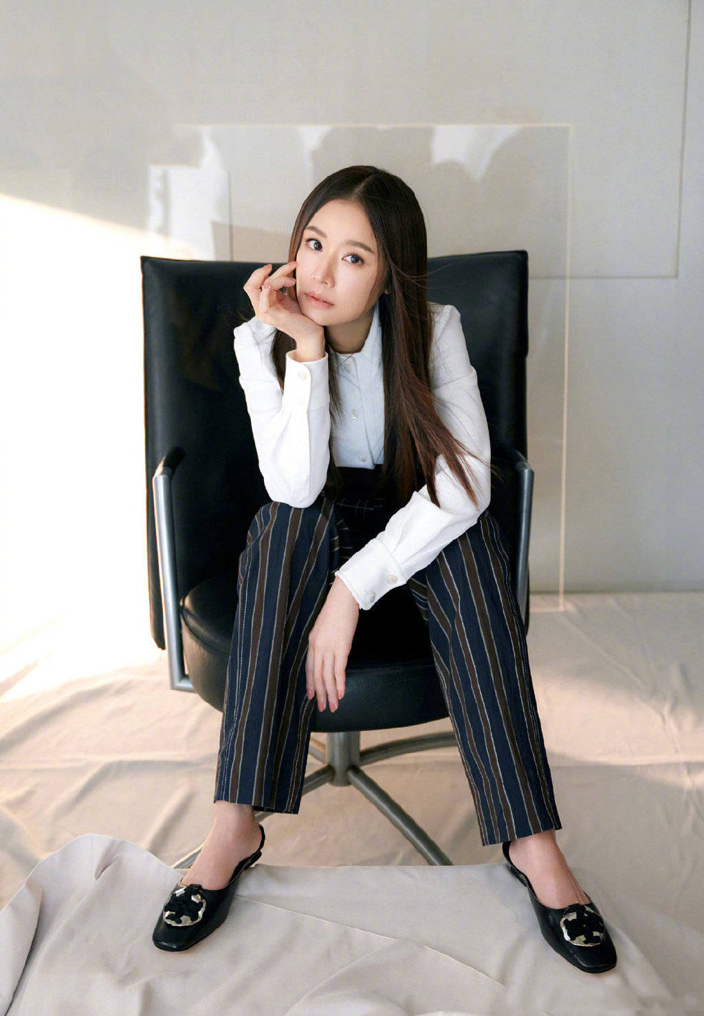 原创46岁林心如状态回春拍时尚写真大秀女性魅力曼妙身姿太抢镜