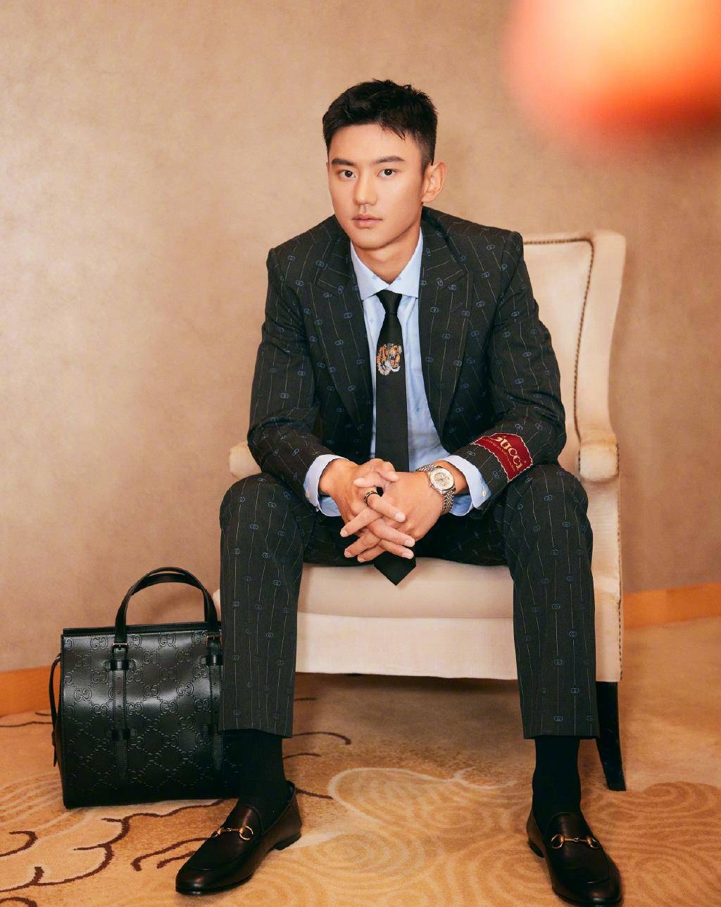 原创游泳名将宁泽涛近照曝光条纹西装英挺优雅小麦肤色阳光硬朗