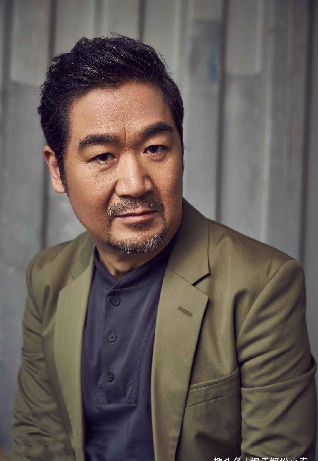 66岁张国立近照消瘦皮肤黝黑颈纹明显曾被曝住15亿别墅