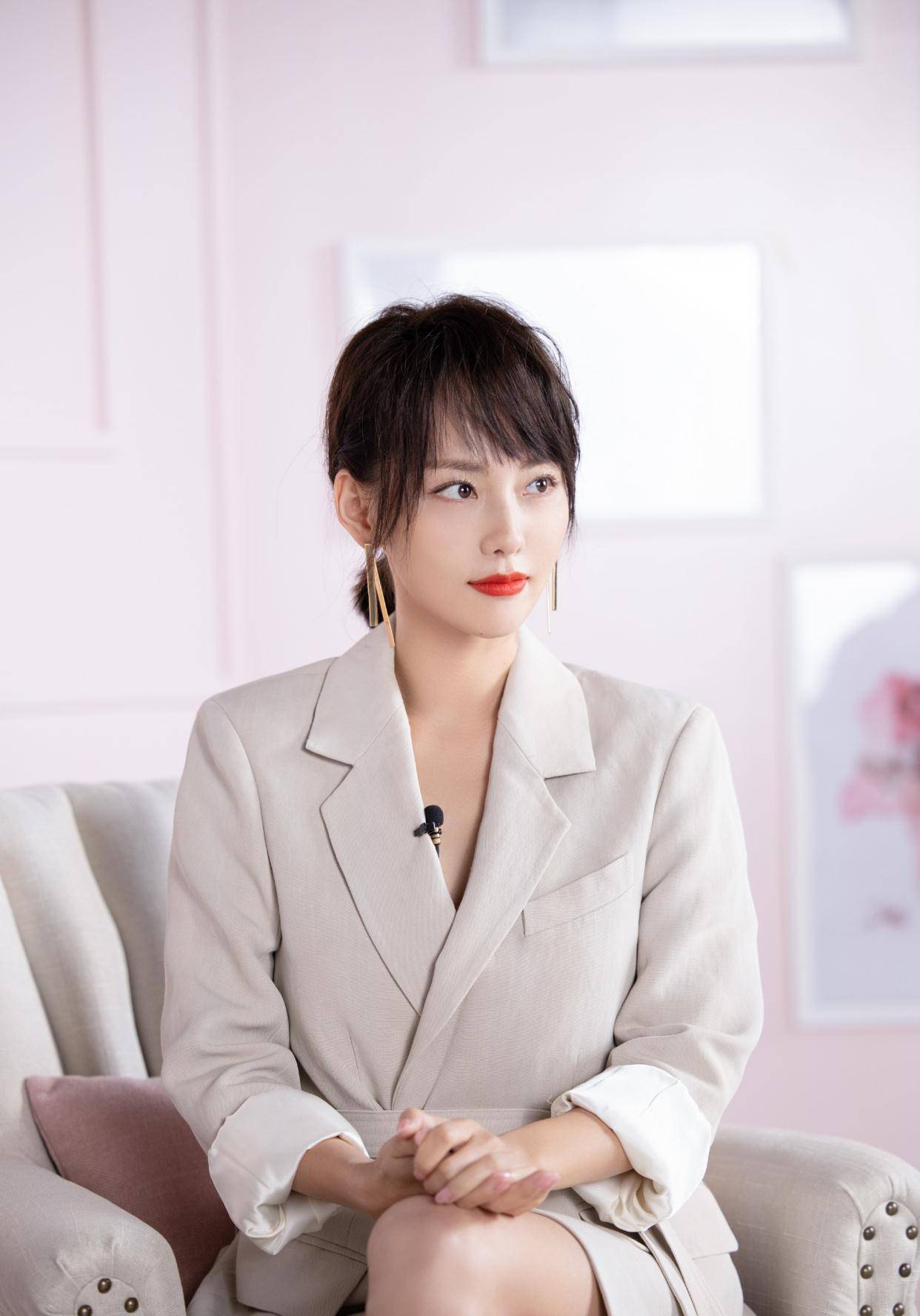 张嘉倪穿浅灰色西装裙很时髦,她不仅会穿,还把头发利用到了极致_造型