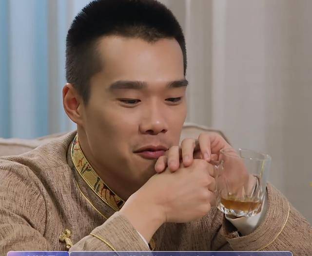 原创耿斯汉人设崩塌给袁娅维送袜子送金莎暖水袋还说不是海王