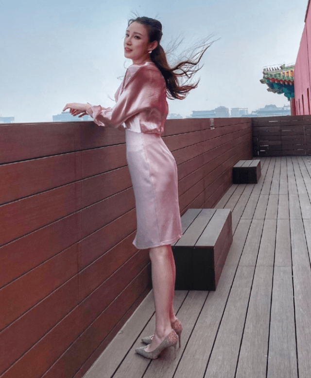 不愧是最美主持人马凡舒靠美腿再走红还意外撞脸林志玲