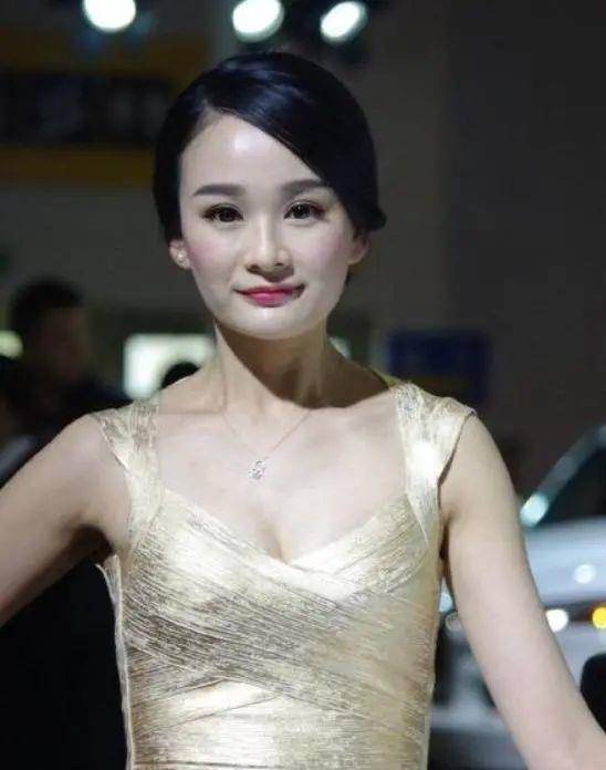 原创杨幂替身卓亨瑜晒近照儿子乖巧可爱像瓷娃娃凭明星脸嫁入豪门