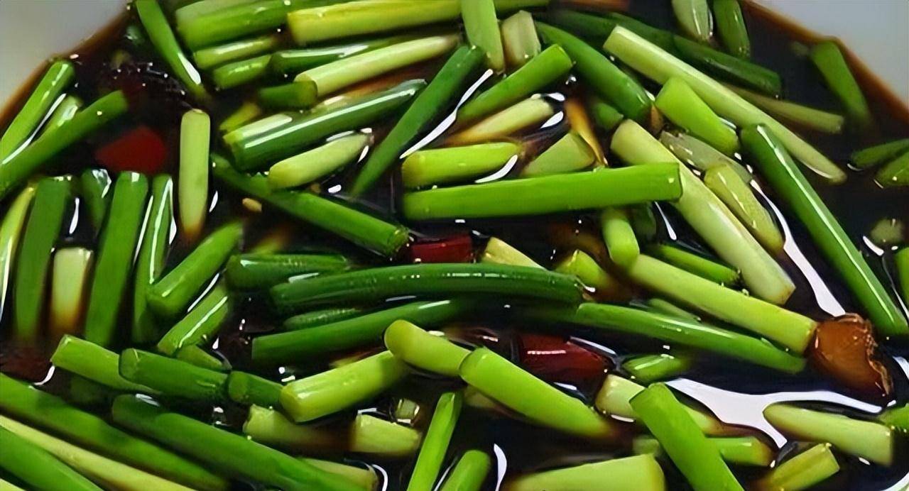 腌蒜薹有诀窍这样腌制出来的蒜薹酸甜爽口可以吃半年