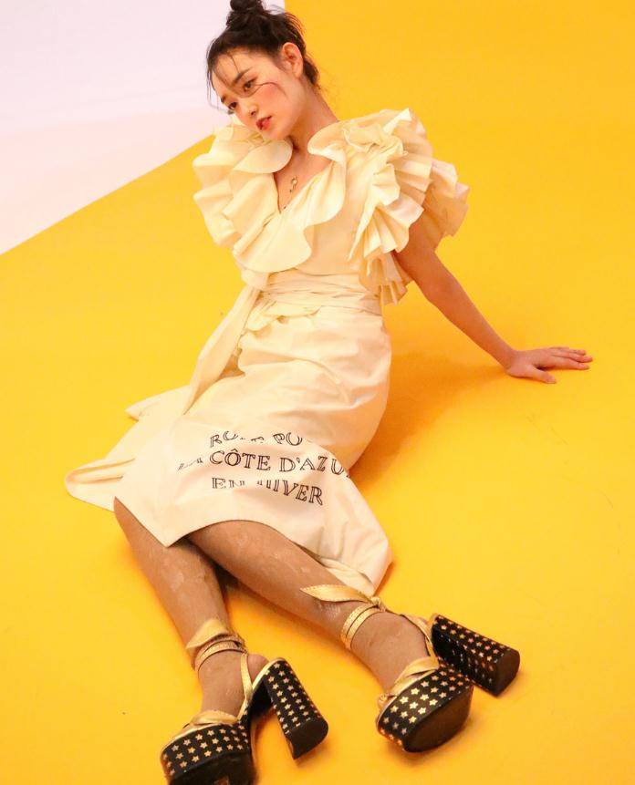 有种"神仙颜"叫蒋依依,看她曝光的路人生图,比杨幂美多了