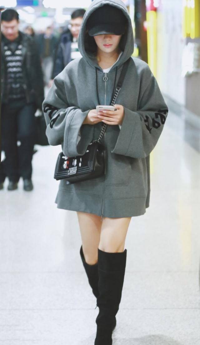 原创本以为杨紫是微胖成员但她穿长靴凹造型腿却细得像被老天吻过