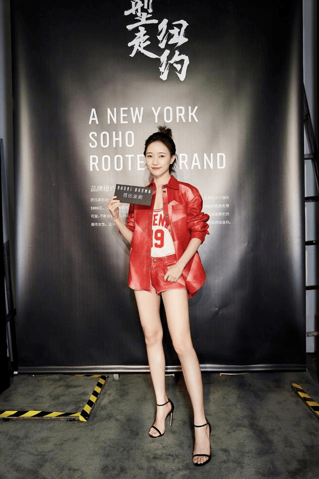 焦俊艳不算传统的美女但胜在有气质穿白色西装亮相超有国际感