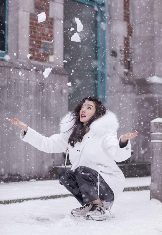 原创张天爱大雪天拍照明星都是这么拼吗网友表示女神真的好美