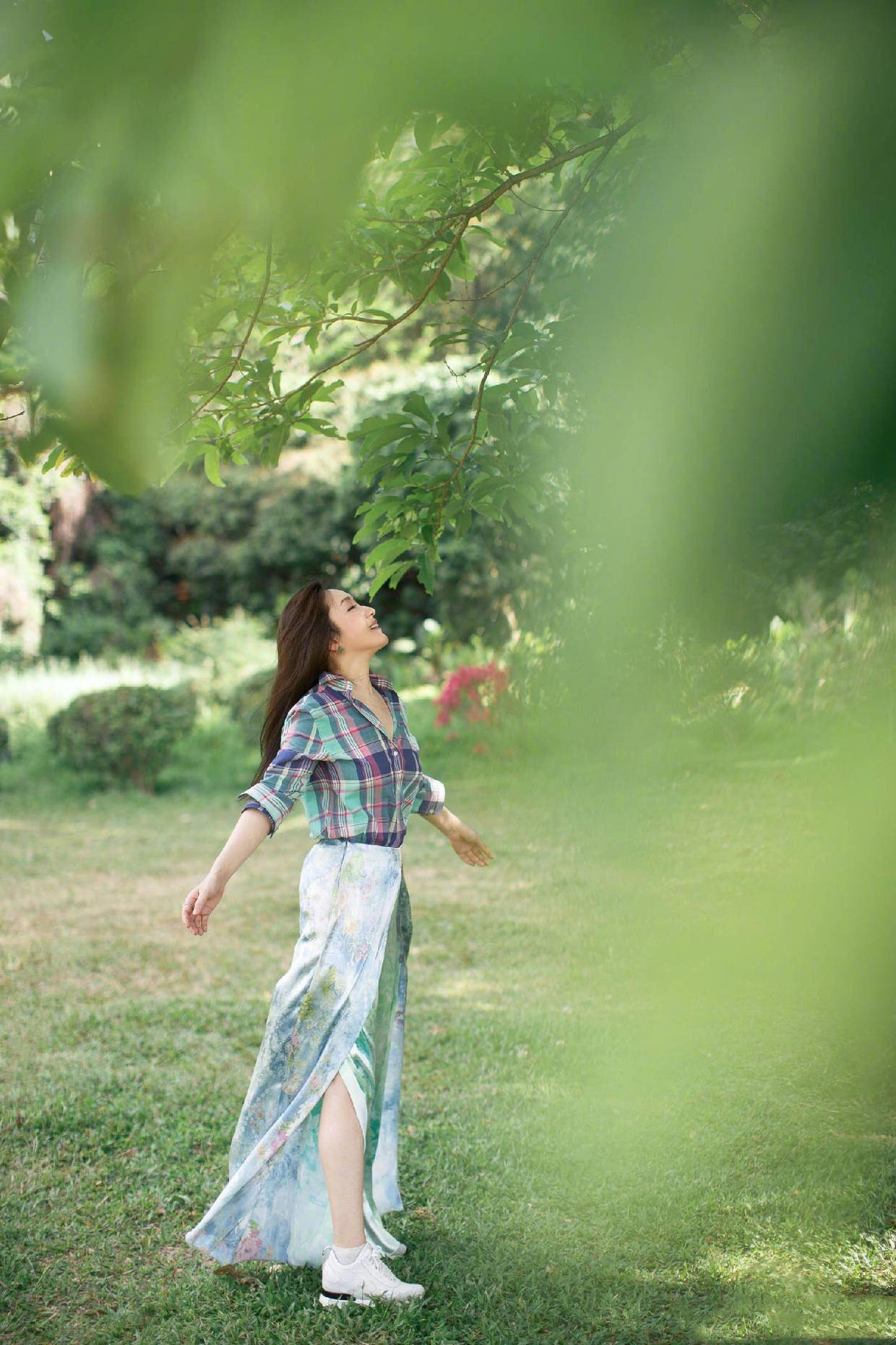 在下摆加入了一个开叉,显露出了她的一双美腿,杨钰莹另辟新径,没有用