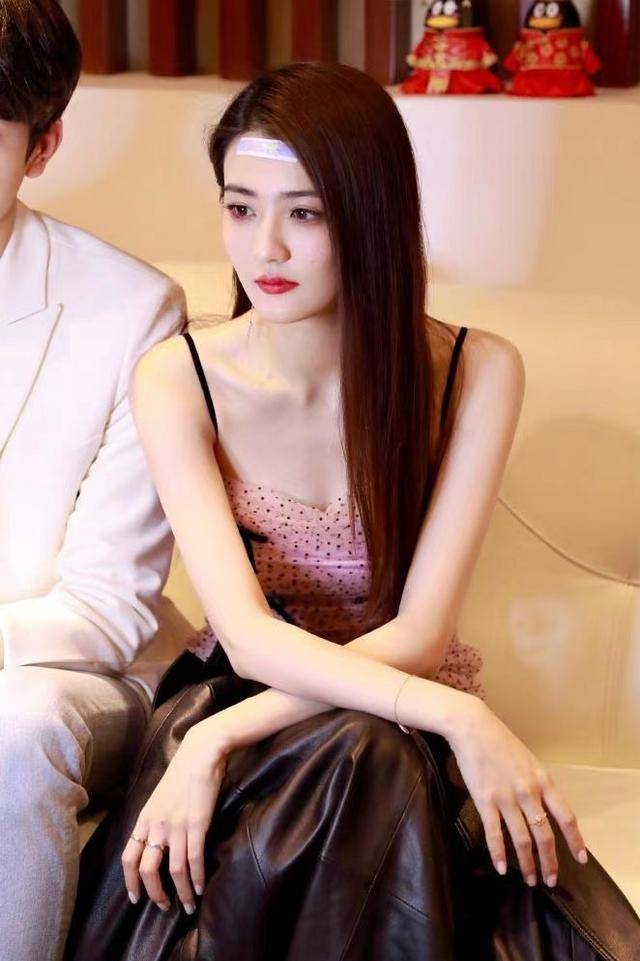 徐璐这甜妹路线好撩吊带裙一揽小蛮腰线条这身材谁看不酸