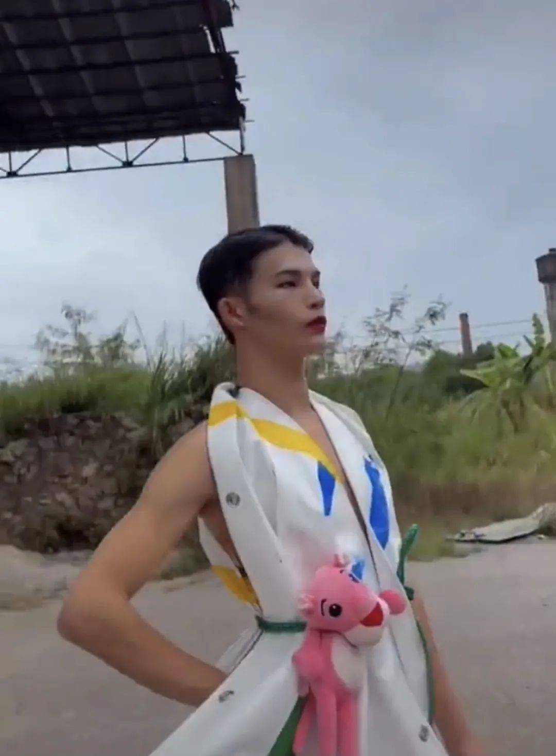 陆仙人,出生在广西一个不算富裕的家庭,他从小就有一个模特梦,喜欢看