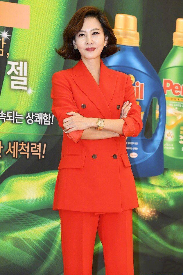 金南珠气质到骨子里穿粉红t恤配黑色阔腿裤169身材不输超模