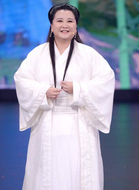 难怪贾玲一直留短发,当看到她18岁长发照,男人谁不想追呀?_造型_因为_