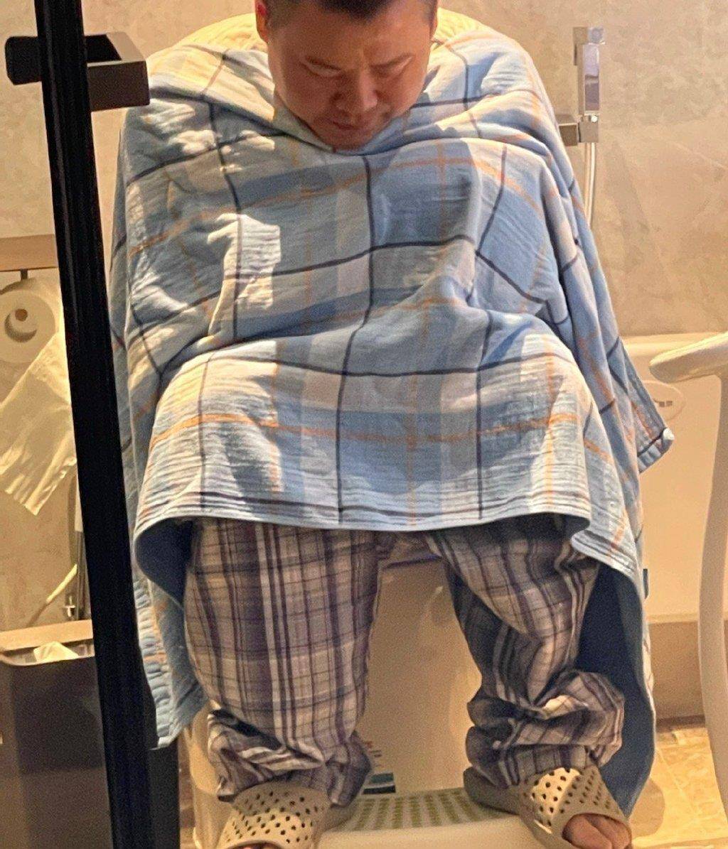 岳云鹏妻子晒照丈夫蹲马桶上睡着了网友抓住机会恶搞
