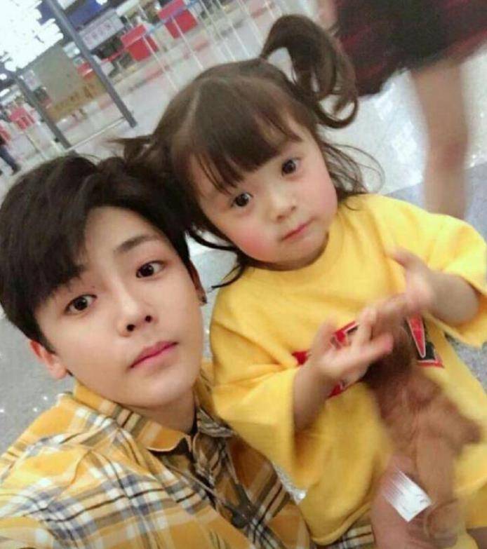 她被千玺称为宝贝,周震南的女神,但是粉丝并不反感,还觉得可爱_哈琳