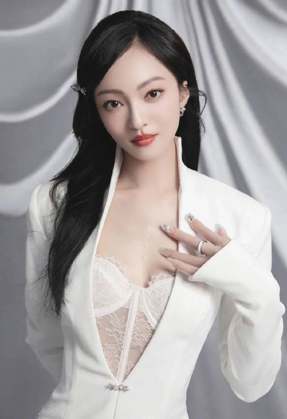 张韶涵白西装配轻纱内衣大秀事业线!